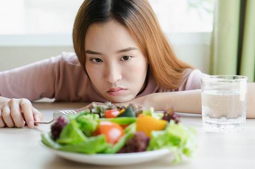 Eating Disorders : Symptoms, Types, Causes and Treatments
